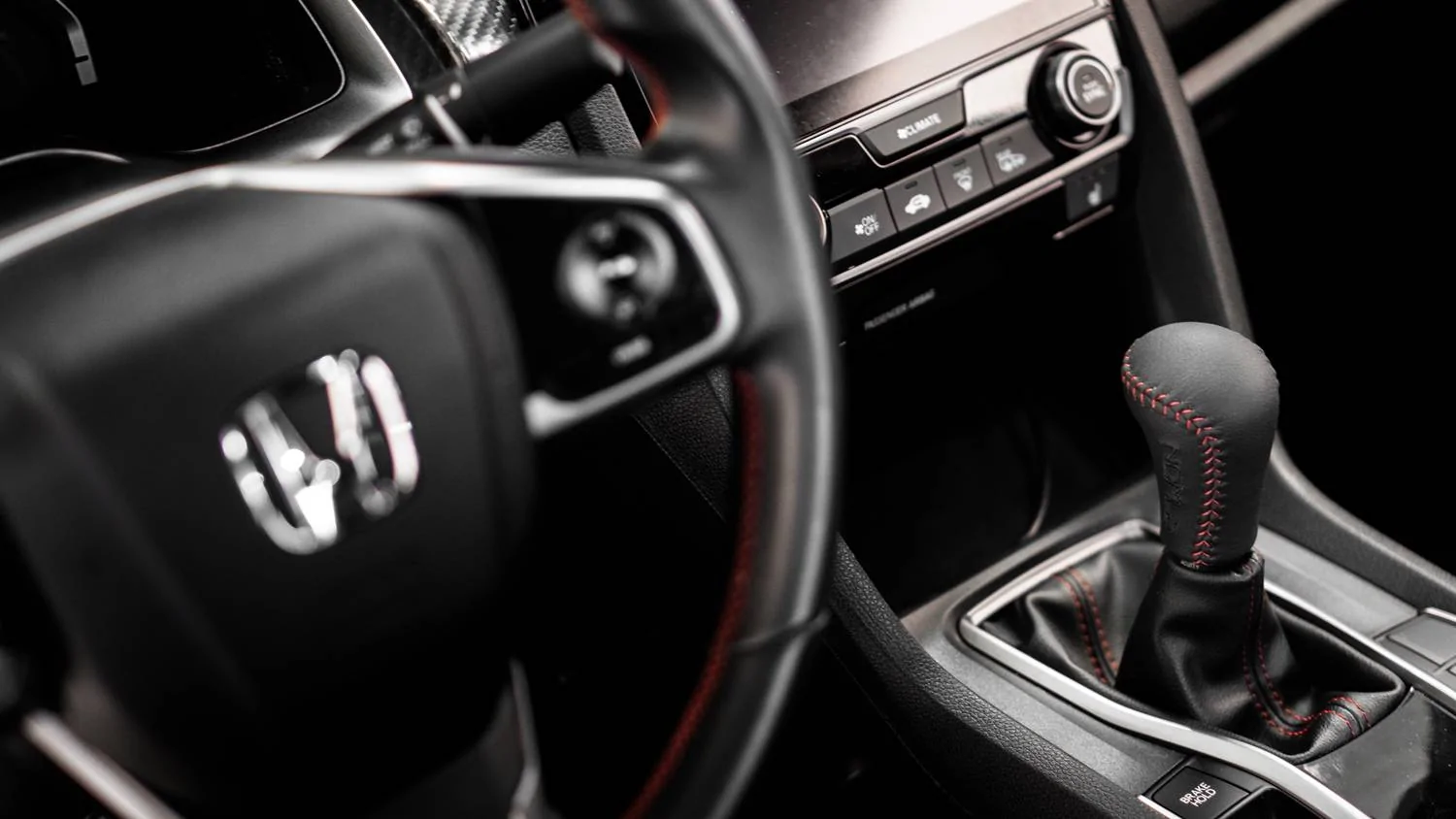 honda-civic-si-shift-knob-red-stitch-installed.webp