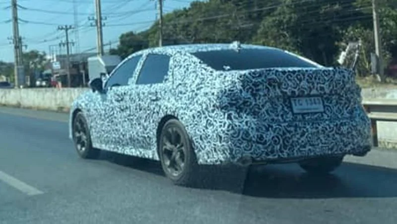 11th Gen Honda Civic Spied: 2022 Civic Sedan in Platinum White and Lunar Silver (US Spec) 0ef0e80f4b3b4aae977504715b788b24_800