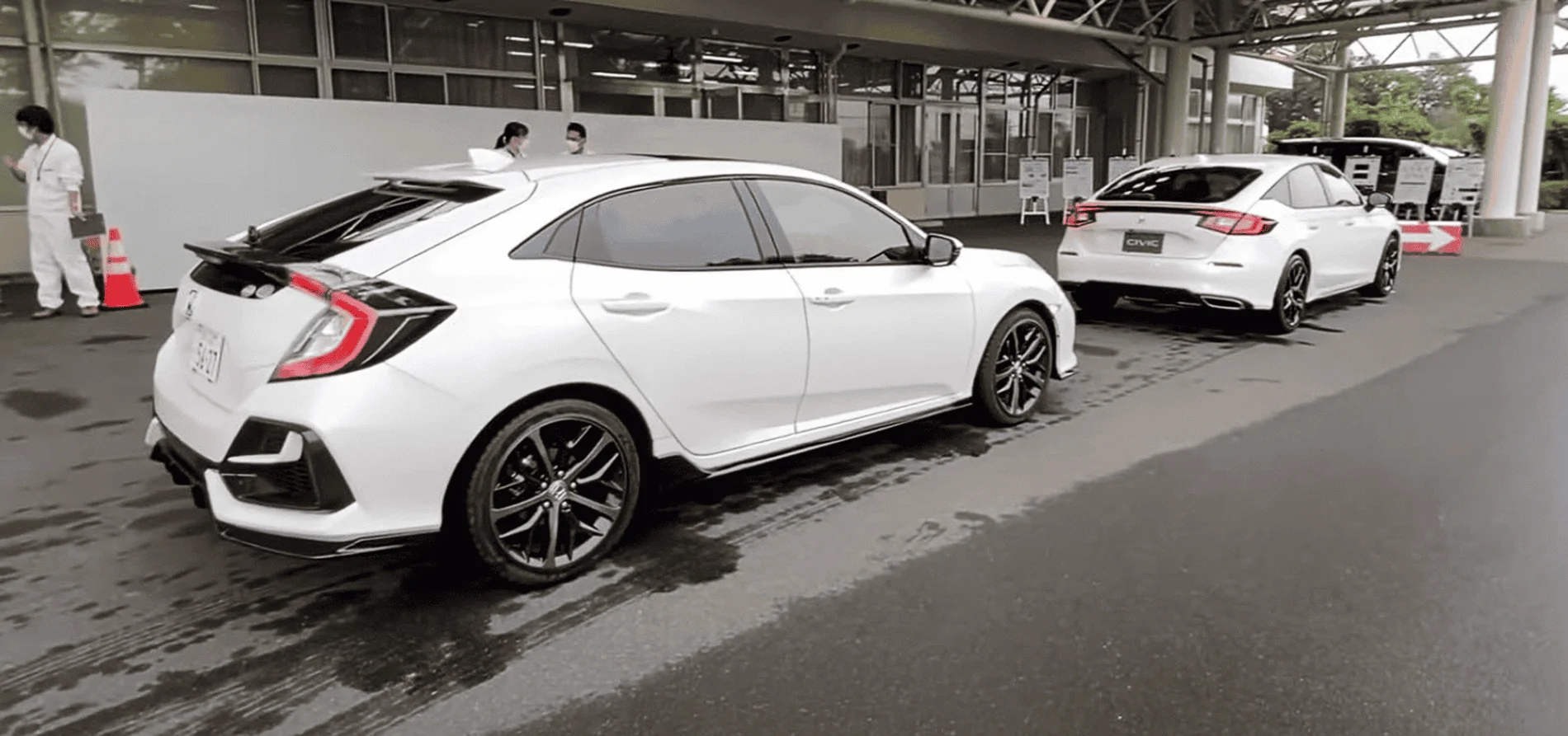 11th Gen Honda Civic 2022 Civic Hatchback looks great in Platinum White with black trim 11thvs10hb4
