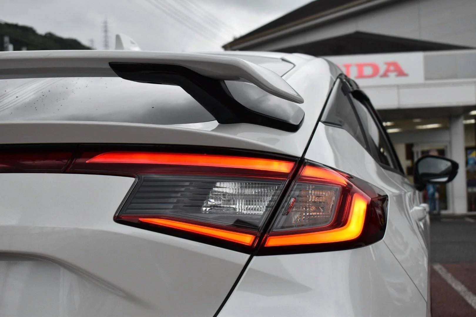 11th Gen Honda Civic 2022 Civic Hatchback looks great in Platinum White with black trim IMG_9804