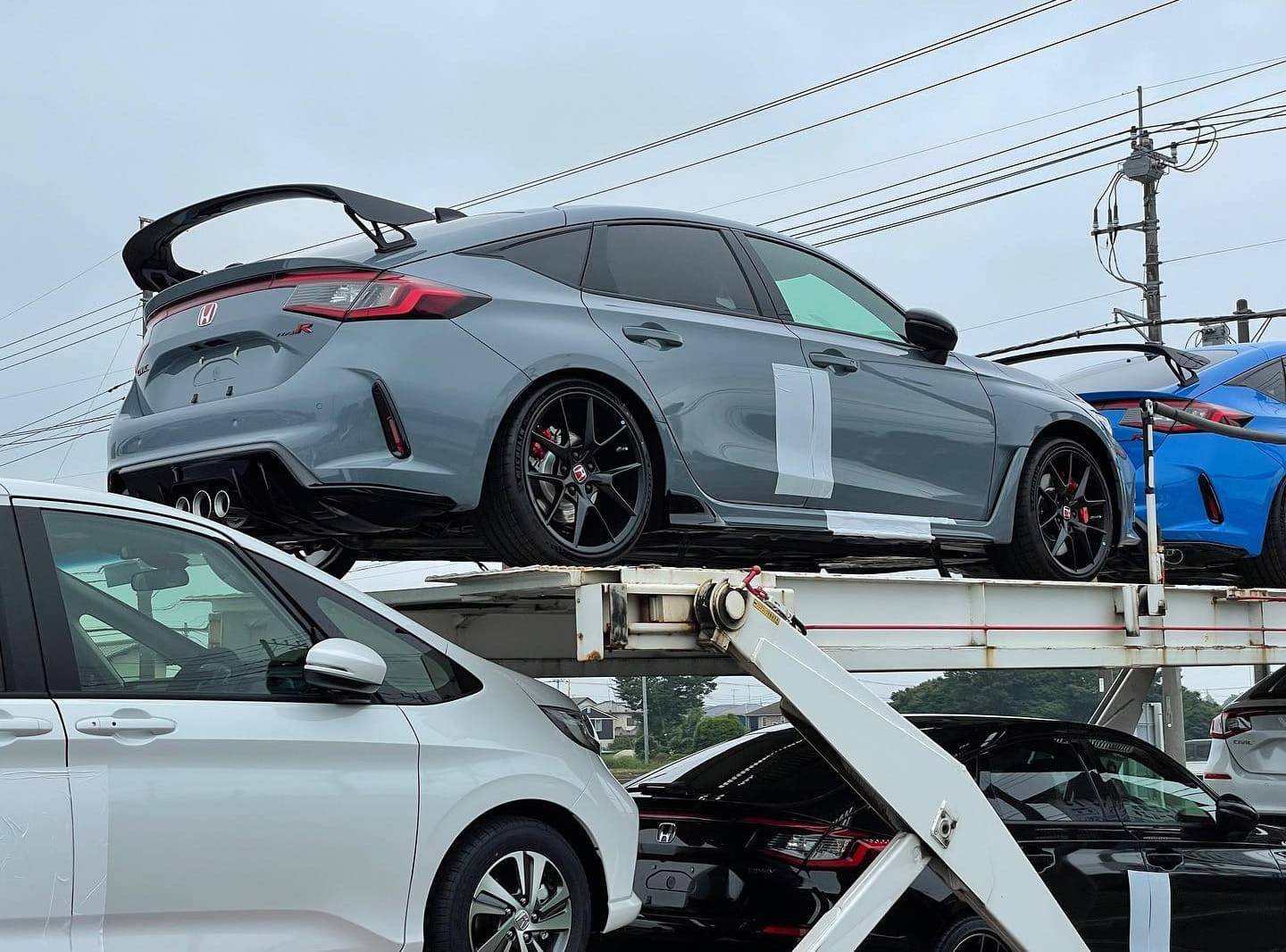 11th Gen Honda Civic 🙏🏻  📸 Boost Blue Pearl and Sonic Gray Pearl FL5 Civic Type R spotted on transport! 2FAE1DA6-5CC9-45BA-9121-F009E1095638