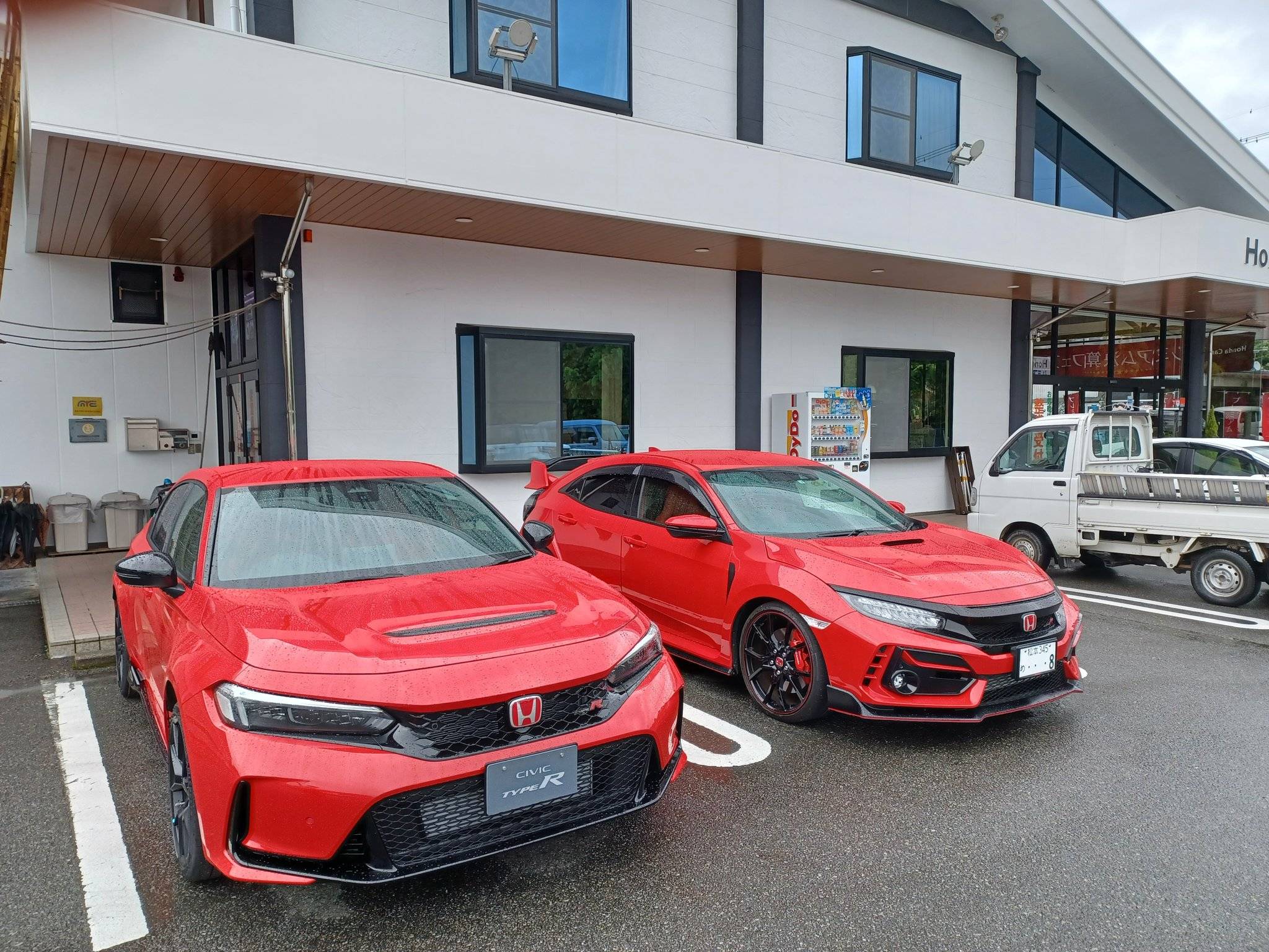 11th Gen Honda Civic First batch of production FL5 Civic Type R are out and about, bound for HK this time. ( RALLYE RED ) ❤️‍🔥 Fbh_R7sUIAAqgr_