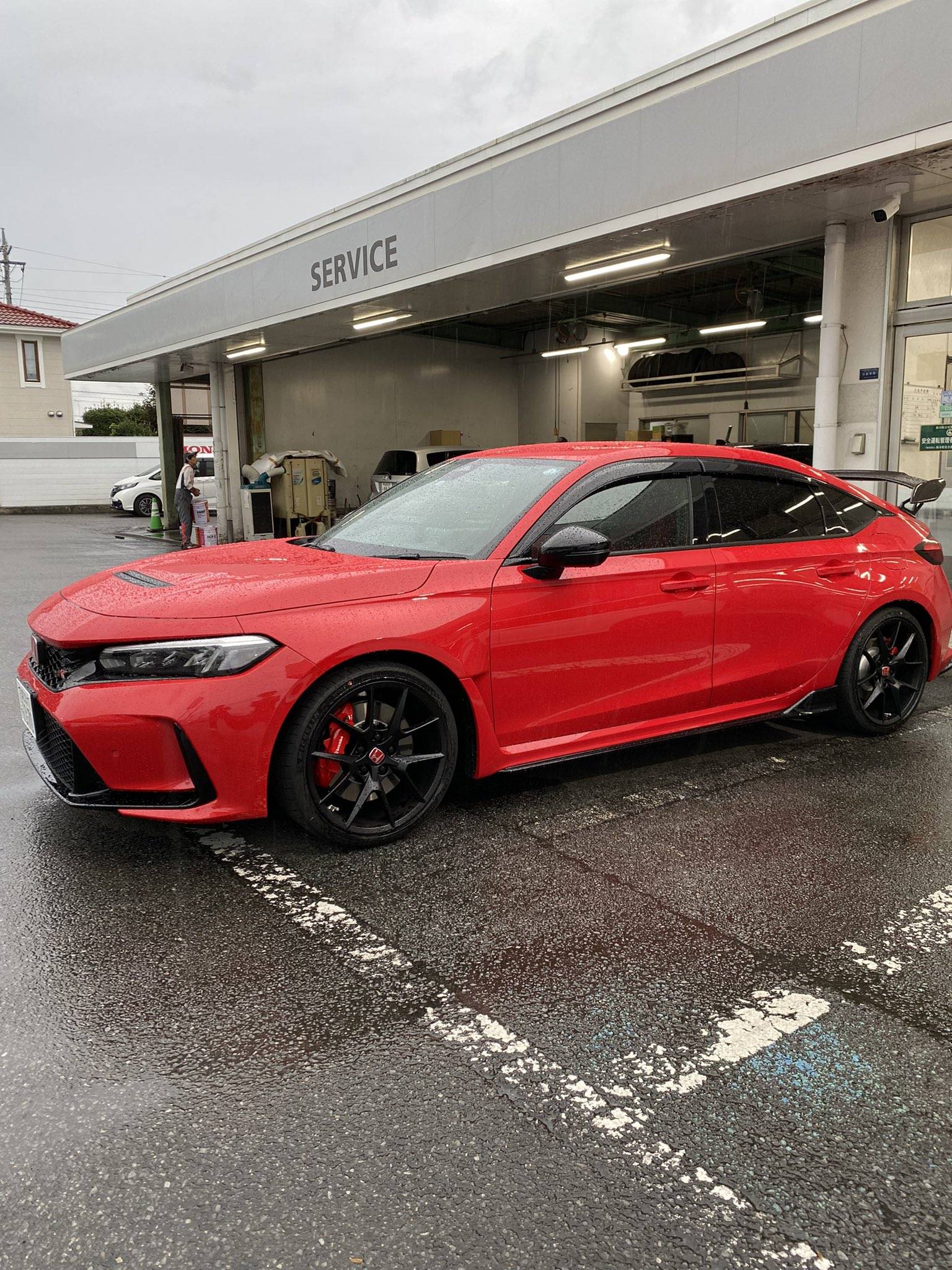 11th Gen Honda Civic First batch of production FL5 Civic Type R are out and about, bound for HK this time. ( RALLYE RED ) ❤️‍🔥 Fbo5WdgUEAAu750
