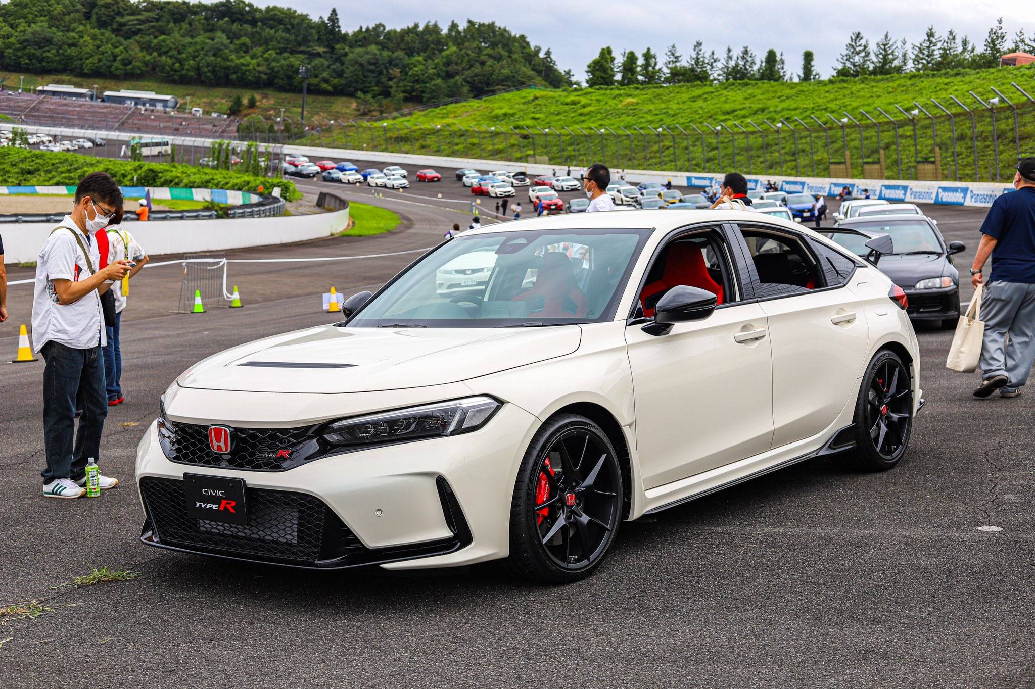 11th Gen Honda Civic Official CHAMPIONSHIP WHITE FL5 Type R Photos Thread Fb5BNVOUcAAX31a