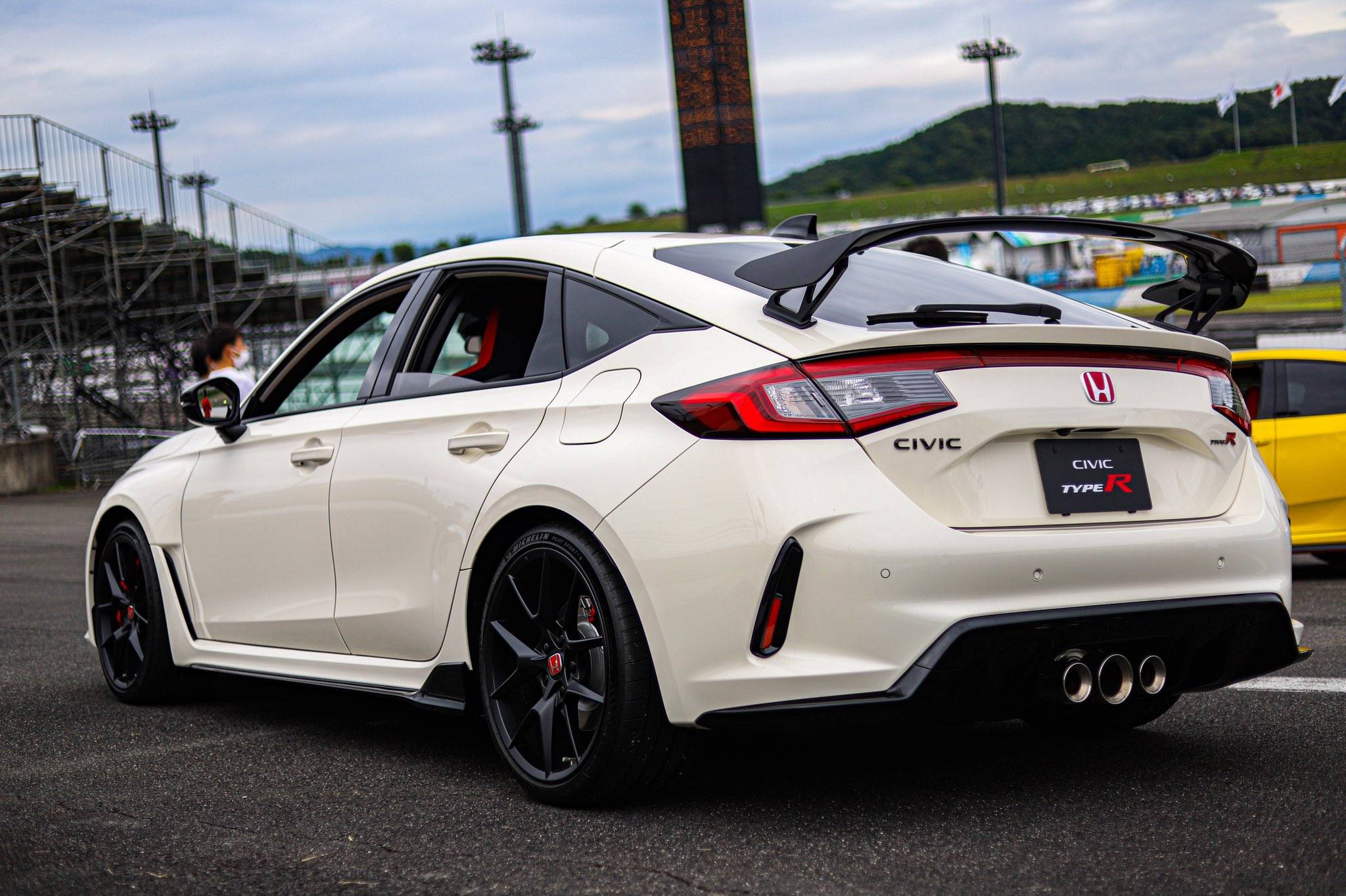 11th Gen Honda Civic Official CHAMPIONSHIP WHITE FL5 Type R Photos Thread Fb5BNVQUUAAbh6