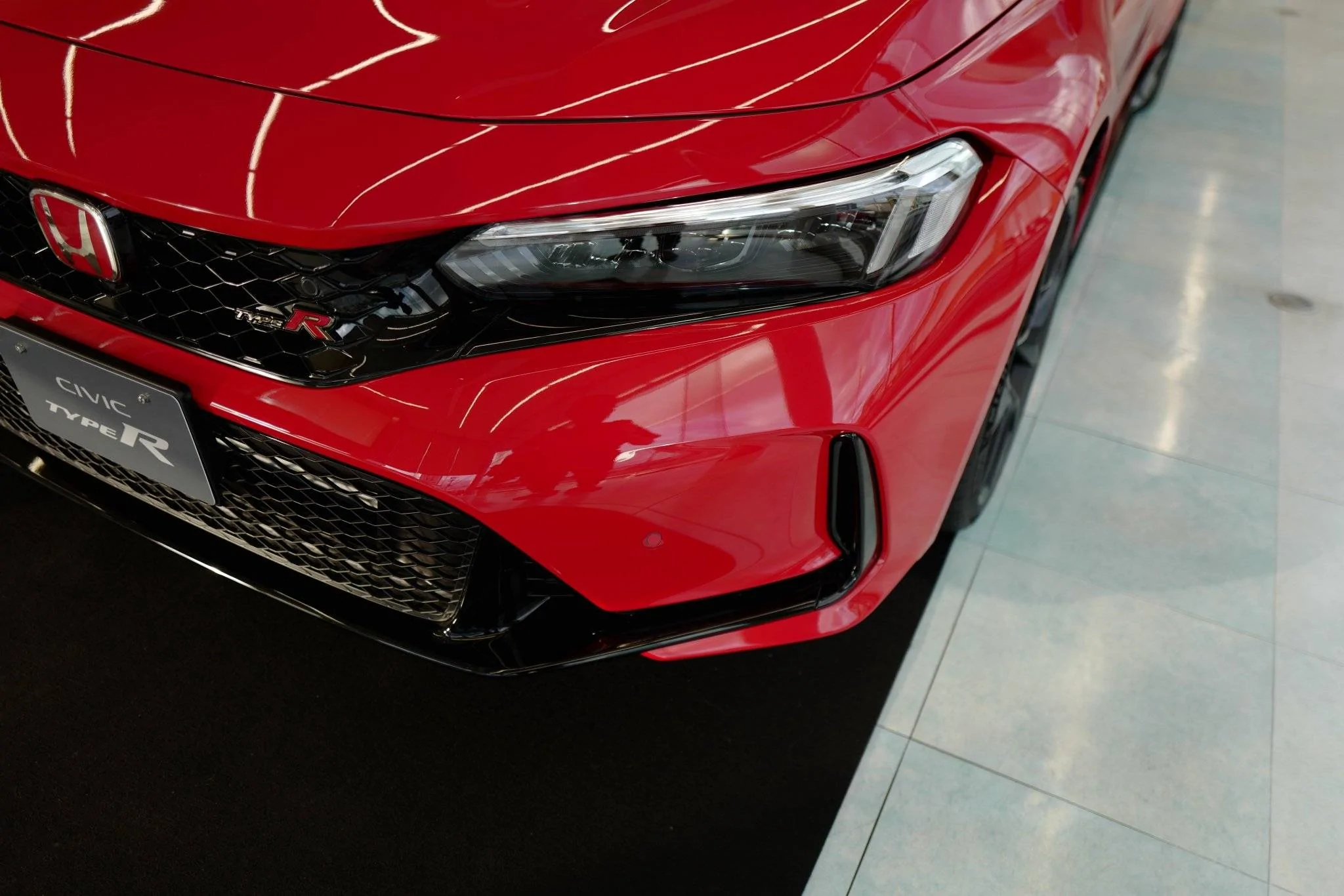 11th Gen Honda Civic First batch of production FL5 Civic Type R are out and about, bound for HK this time. ( RALLYE RED ) ❤️‍🔥 Fb-j2J9agAEP8s