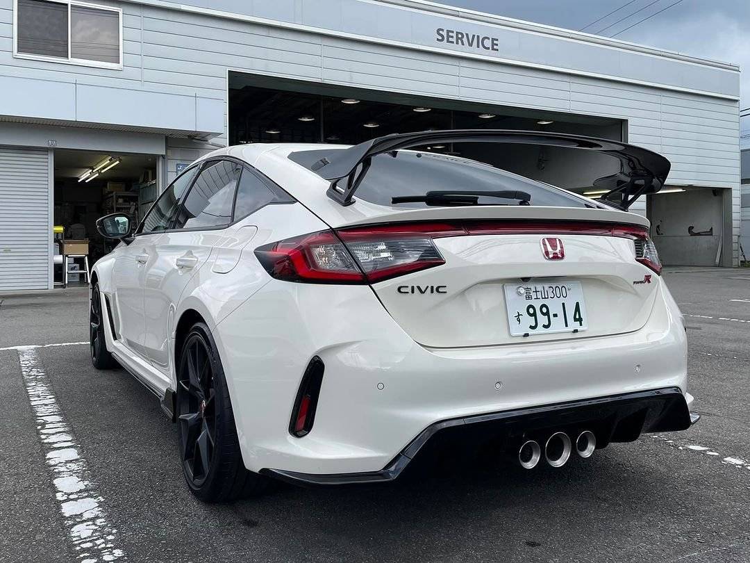 11th Gen Honda Civic Official CHAMPIONSHIP WHITE FL5 Type R Photos Thread type-r-championship-white-2-