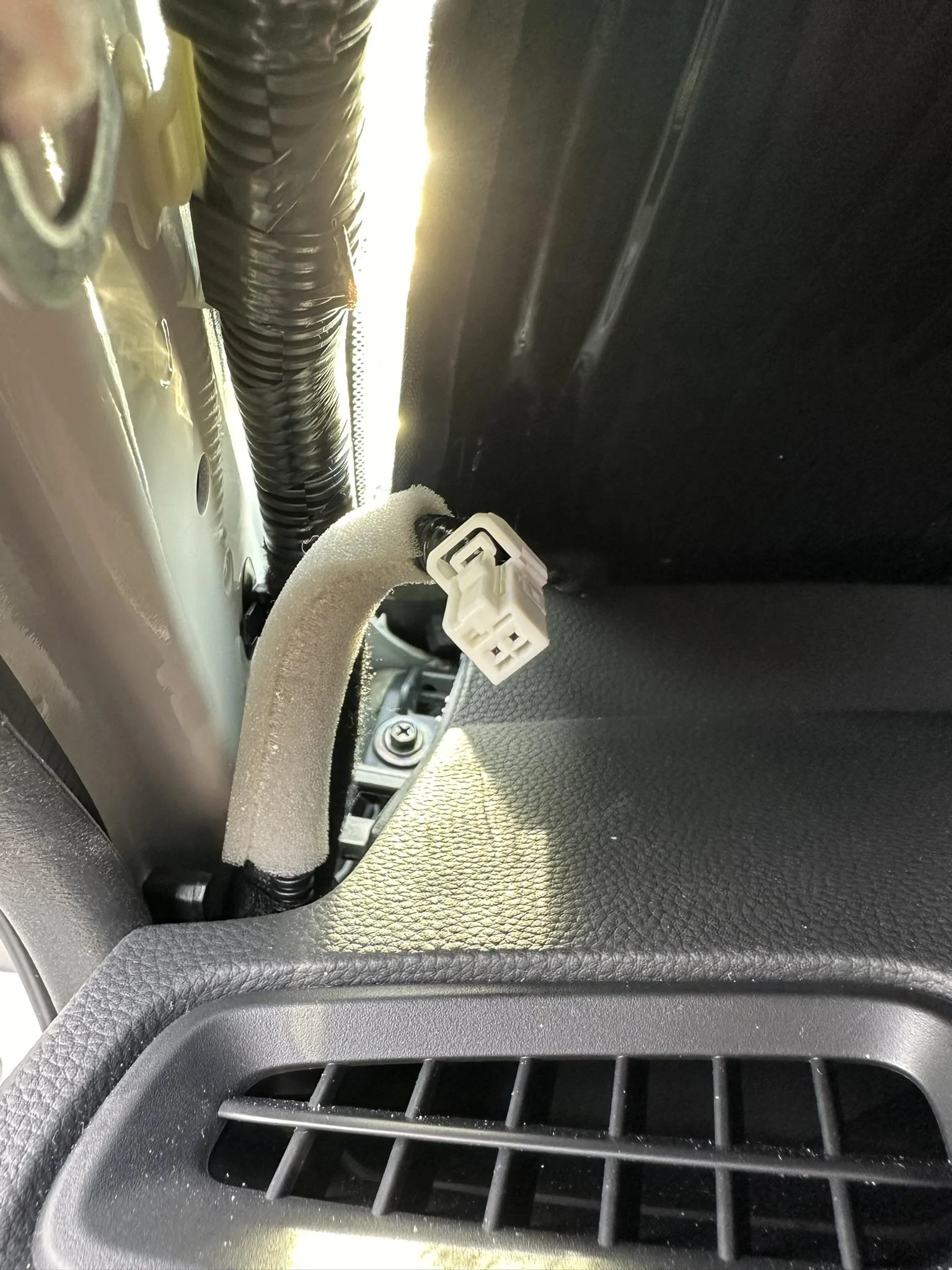 11th Gen Honda Civic Icehawk's "OEM+" speaker upgrade Tweeter connector