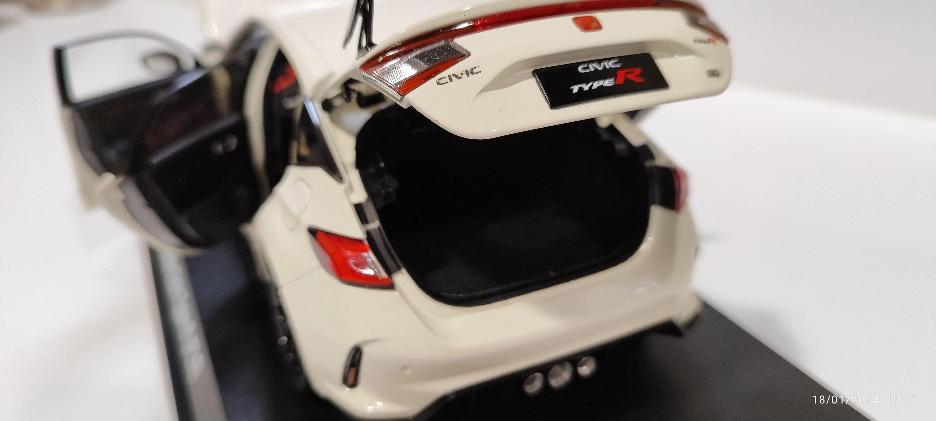 11th Gen Honda Civic Metal Die-Cast Model FL5 1:18 scale IMG_20240118_190710