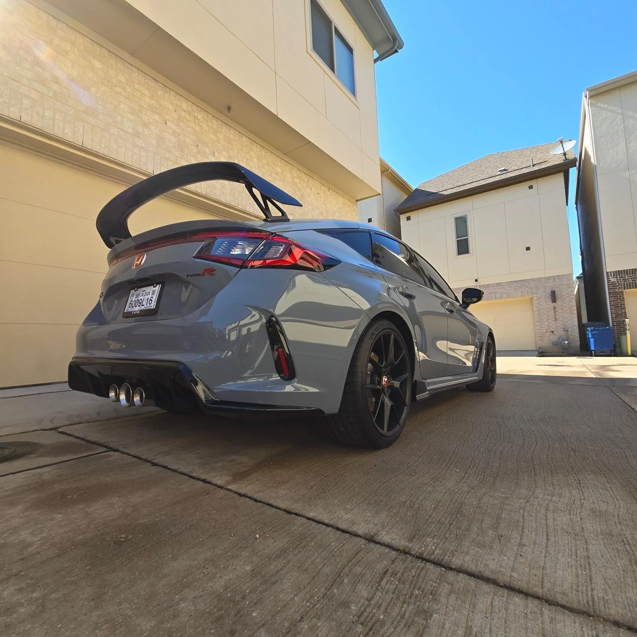 11th Gen Honda Civic Official SONIC GRAY PEARL FL5 Type R Photos Thread 1000035833