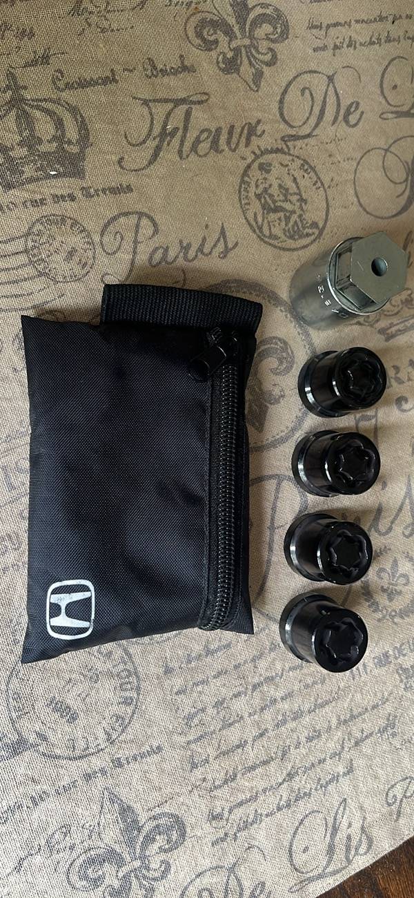 11th Gen Honda Civic Black FL5 FK8 Genuine Honda Wheel Locks in Pouch E5D5B7E1-BCFD-420C-BEDD-FB4E79970151