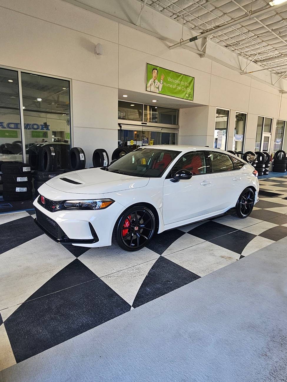 11th Gen Honda Civic Post your FL5 Civic Type R delivery pics! 🙌 📸 123_1