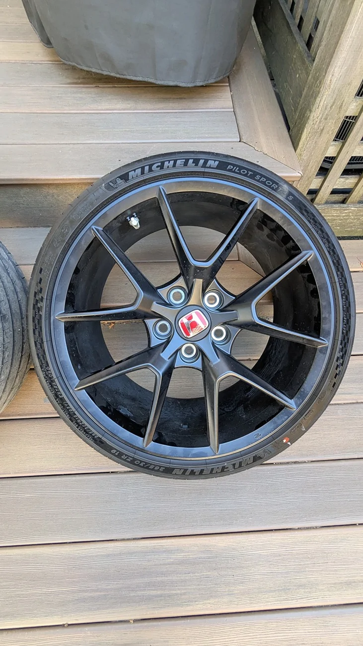 11th Gen Honda Civic 4Sale: 2025 Honda Civic Type R FL5 – Full Original Wheels/Tires/Center Caps/Lugs PXL_20260301_184933016