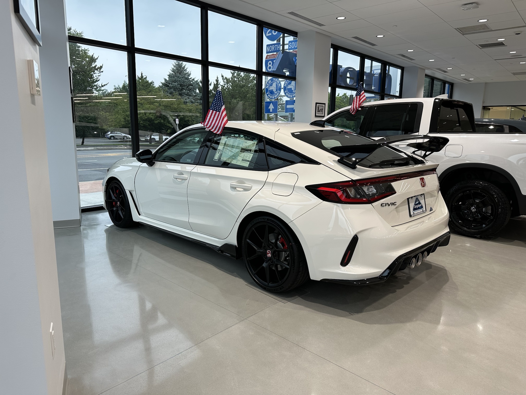 11th Gen Honda Civic Post your FL5 Civic Type R delivery pics! 🙌 📸 H9laqh3