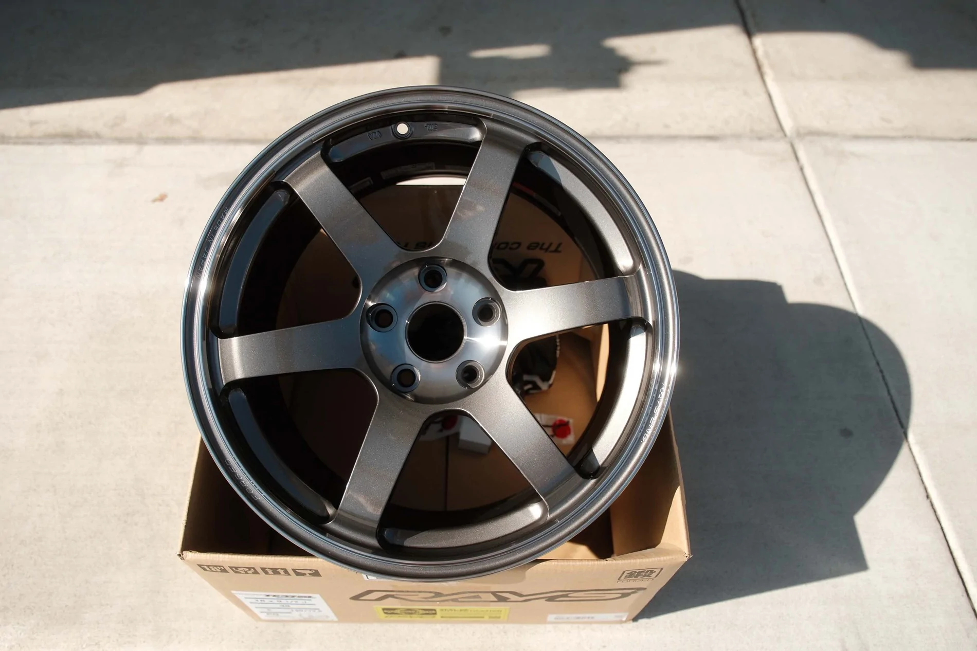 11th Gen Honda Civic FS:BNIB TE37 Saga SL 18x9.5 +38 Pressed Graphite DSCF5871