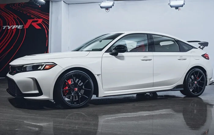 Leaked! 2023 Civic Type R first real world uncovered image! 📸