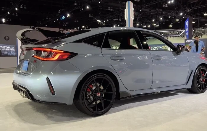 Walkaround video: 2023 FL5 Civic Type R in Sonic Grey Pearl