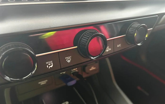 I did a thing! Installed gloss black knobs (HVAC / climate control)